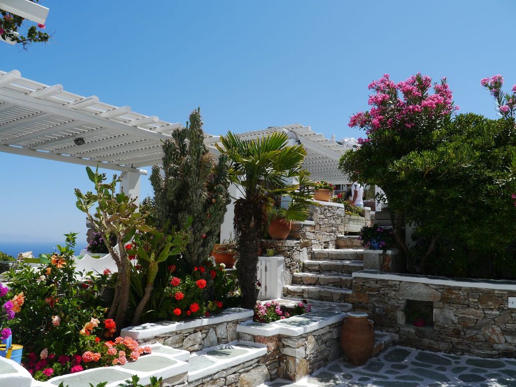 diamorfosi kipou se eksoxiko Διαμόρφωση κήπου σε εξοχικό